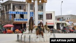 طالبانو پر افغانستان له واکمنېدو وروسته که څه هم خپل اساسي قانون نه دی تدوین کړی ځکه باور لري چې شریعت د دوی اساسي قانون دی خو له بلې خوا یې پخواني قوانین هم نه دي ملغی کړي.